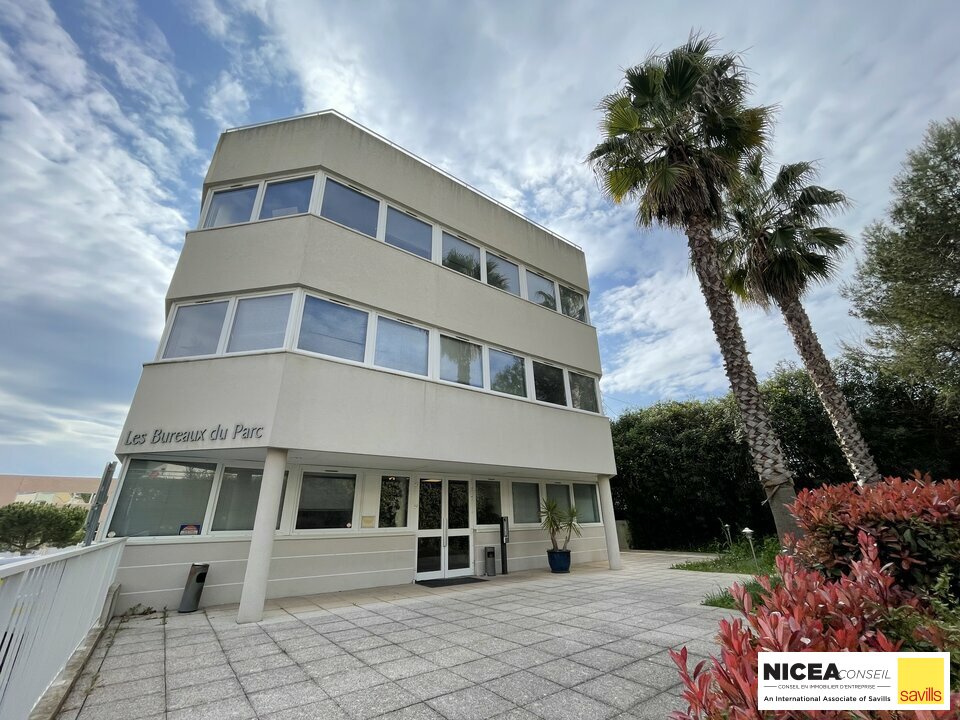 BUREAUX DE 240 m<sup>2</sup> <span style='color:#fee94e'>[ A LOUER ]</span>